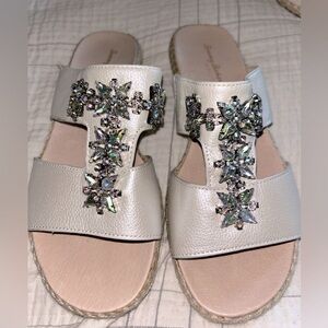 🐚 Tommy Bahama silver/ivory embellished sandals NWOT sz 9 🐚